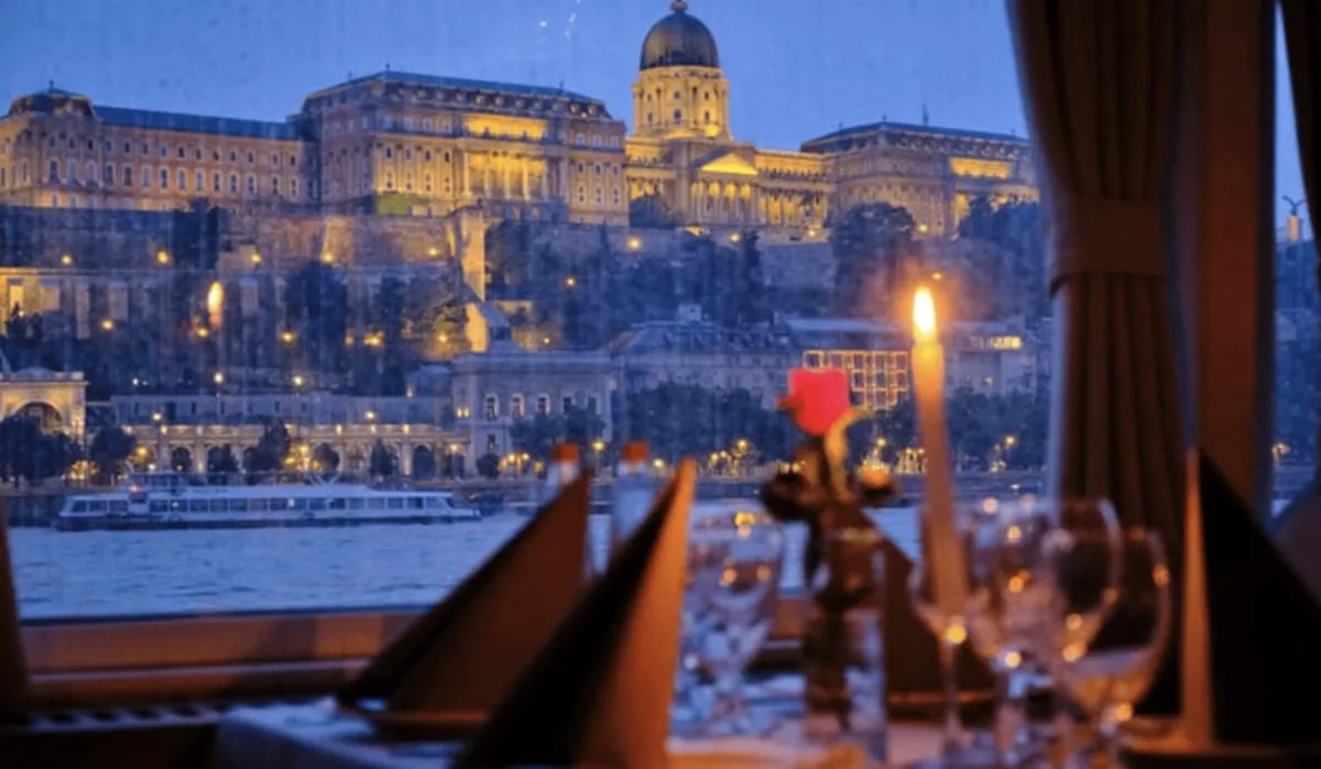 Crucero de gala por el Danubio con alta gastronomía y vistas nocturnas de Budapest